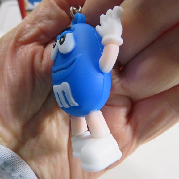 M&M "On Air" Recording Studio Metal Tin Christmas Village & Imitation Keychain - Picture 10 of 15